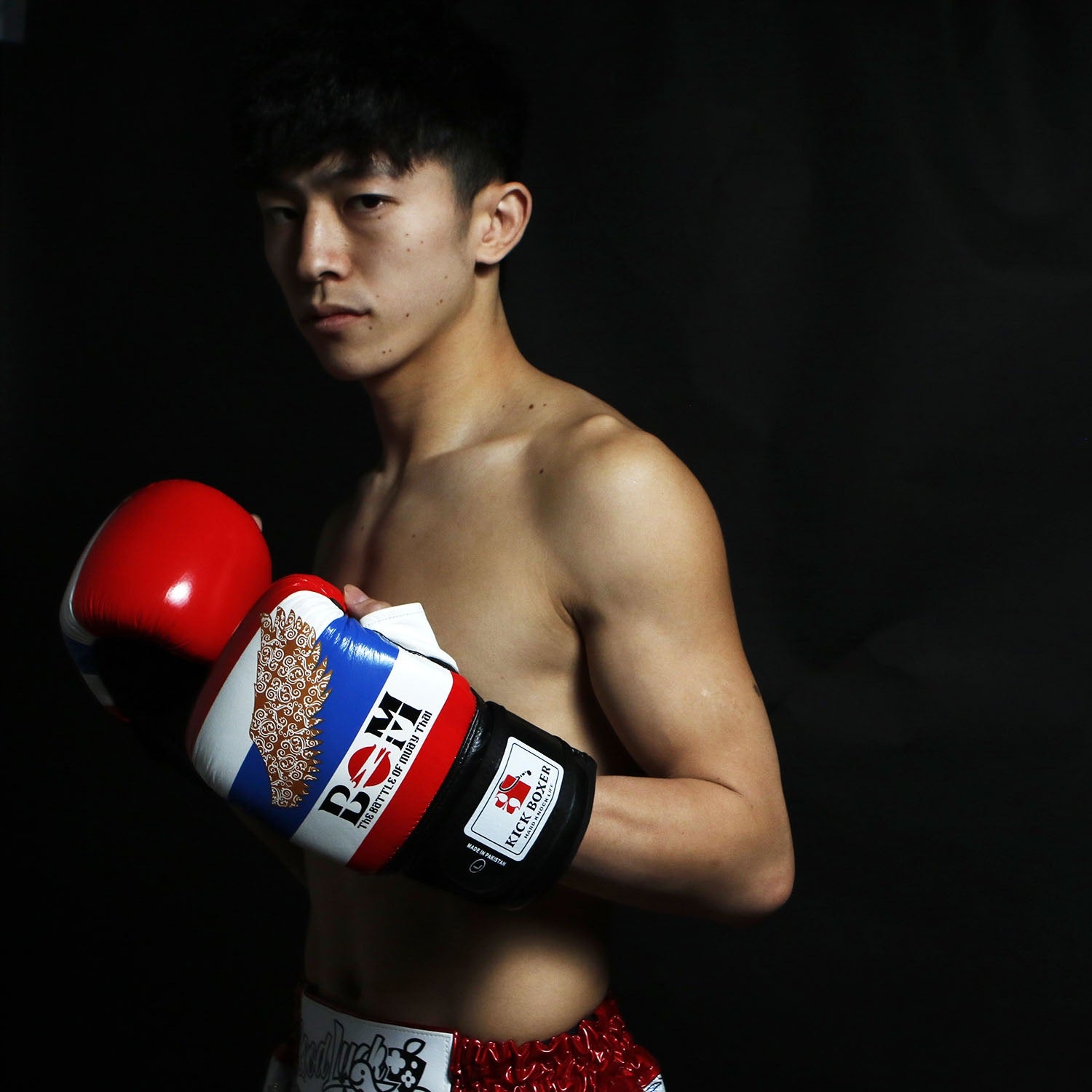 BOM Muay Thai Bag Gloves leather grain close up