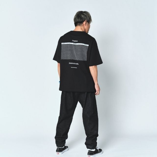 Reversal RVDDW Cage Cotton T-Shirt – Black – model shot