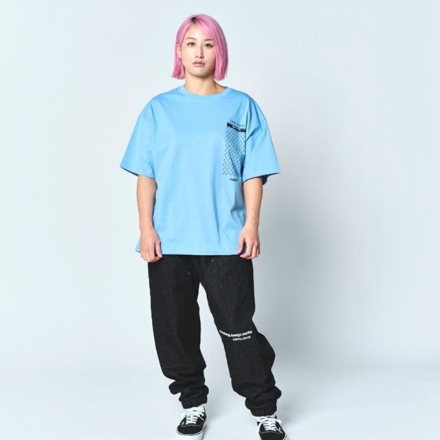Reversal RVDDW Cage Cotton T-Shirt – Sax Blue – model shot