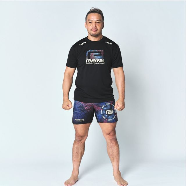Reversal RVDDW Pilgrimage Big Mark Dry Tee – Black – model shot