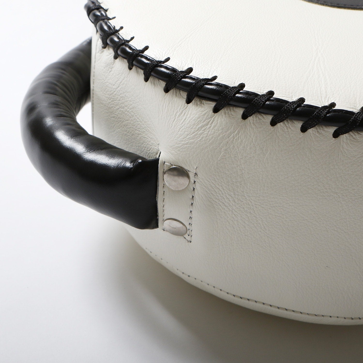 Isami Round Punch Shield Mini – detail shot