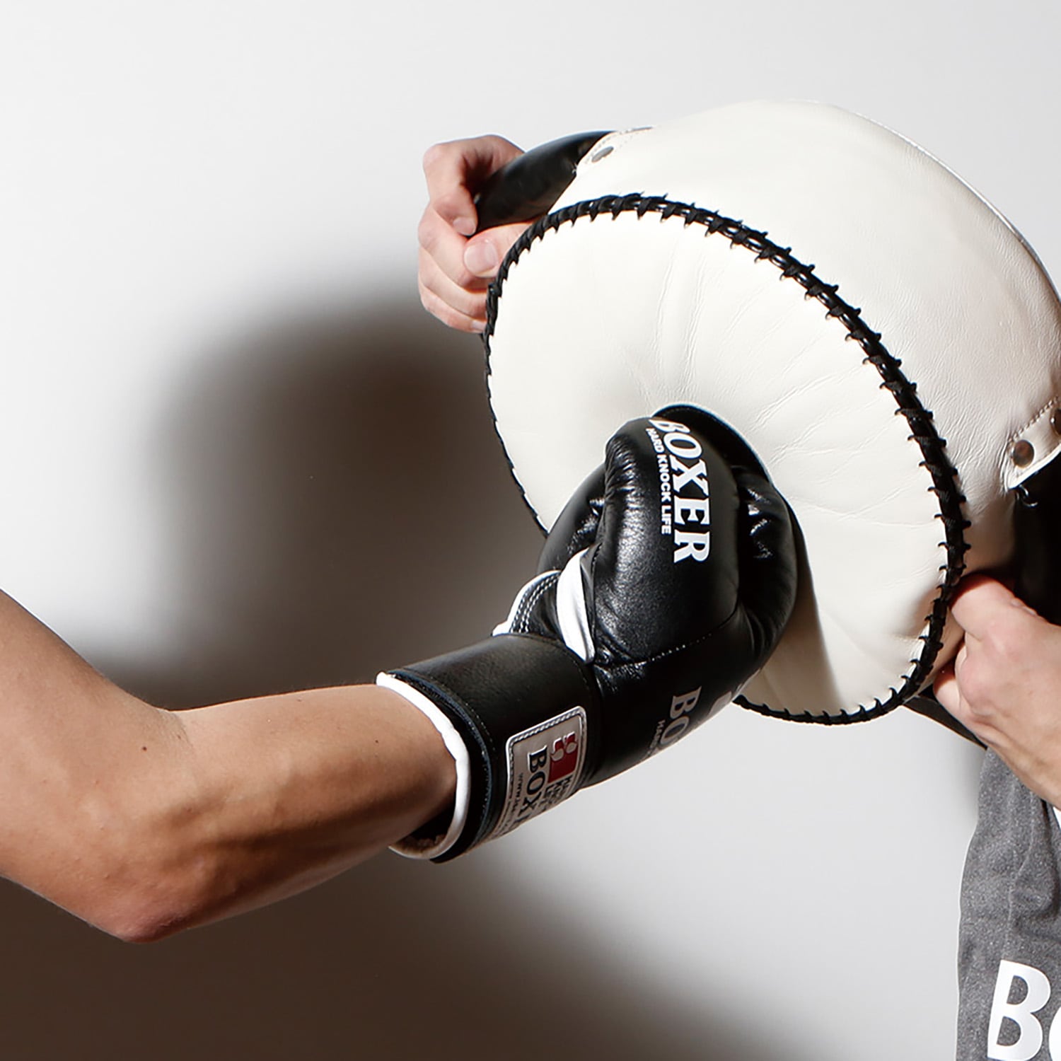 Isami Round Punch Shield Mini – model shot