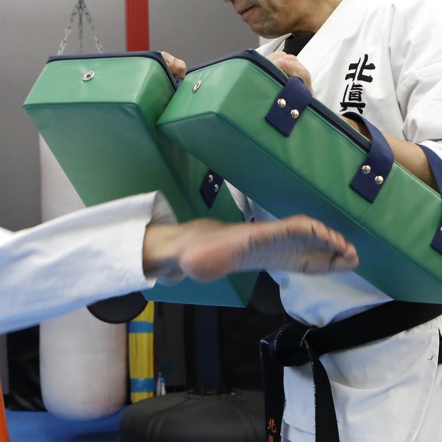 古田選手　サイン入りキックミットISAMI martial arts world Kick Mitts Isami Classic | Made in Japan, Hand to Elbow