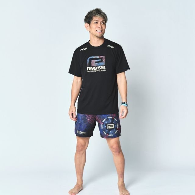Reversal RVDDW Pilgrimage Big Mark Dry Tee – Black – model shot