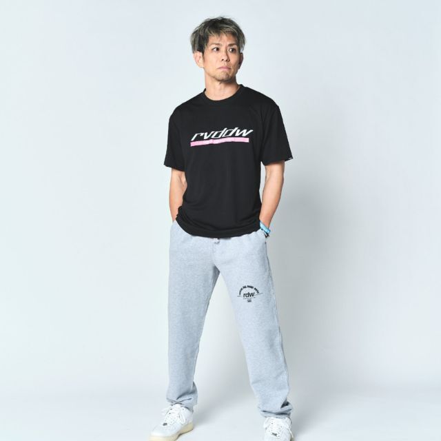 Reversal RVDDW Kabukicho Dry Tee – Black – model shot